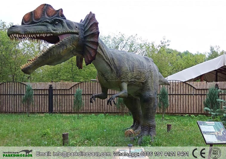 Estatuas de dinosaurios de tamaño natural al aire libre